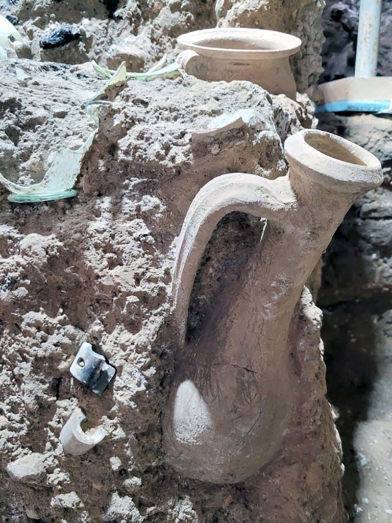 V.3.13 Pompeii. 2022. Room 2b. Remains of hinges, jugs and amphorae in wooden cabinet.
Resti di cerniere, brocche e anfore in armadio ligneo.
Photograph © Parco Archeologico di Pompei.
