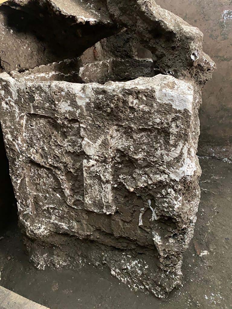 V.3.13 Pompeii. 2022. Room 3b, bedroom. Cast of end of wooden chest, nearest to bed.
Calco dell'estremità della cassa di legno, più vicina al letto.
Photograph © Parco Archeologico di Pompei.