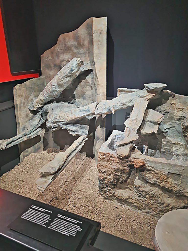 V.3.13 Pompeii. March 2024. 
Room 3b, casts of the furnishings (copies). Photo courtesy of Giuseppe Ciaramella.
On display in exhibition in Palaestra entitled “L’altra Pompei, vite comuni all’ombra del Vesuvio”.