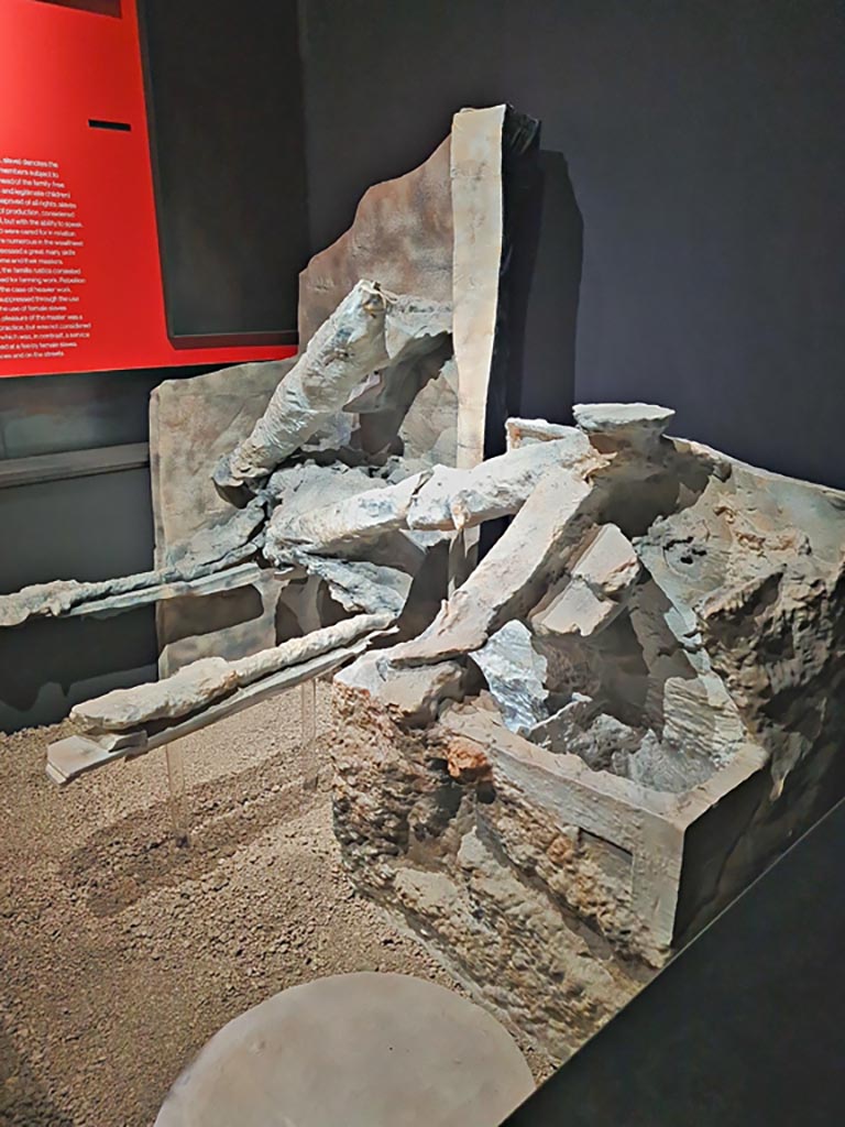 V.3.13 Pompeii. March 2024. Room 3b, casts of the furnishings (copies). 
On display in exhibition in Palaestra entitled “L’altra Pompei, vite comuni all’ombra del Vesuvio”. 
Photo courtesy of Giuseppe Ciaramella.