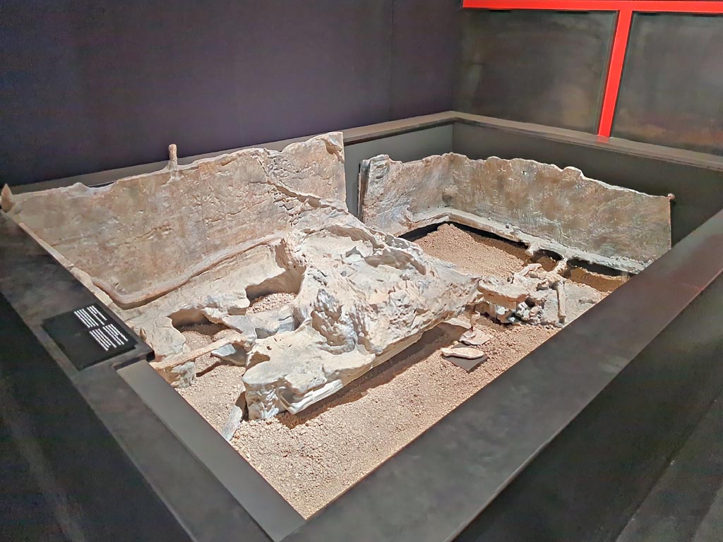 V.3.14 Pompeii. March 2024. Room 16, casts of bed 1 (left) and bed 2 (right) and the furnishings (the two beds are copies). 
On display in exhibition in Palaestra entitled “L’altra Pompei, vite comuni all’ombra del Vesuvio”. Photo courtesy of Giuseppe Ciaramella.