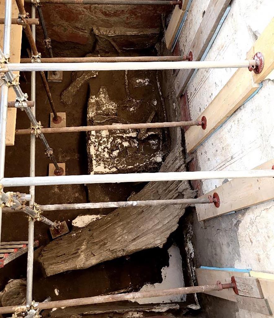 V.3.14 Pompeii. August 2022. Image from above looking down into room 16 with the casts of the two beds and the false ceiling.
Immagine dall’alto dell’ambiente 16 con i calchi dei due letti e del controsoffitto.
Photograph © Parco Archeologico di Pompei.