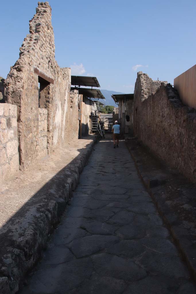 Vicolo dei Balconi, Pompeii. September 2021.
Looking south from entrance doorways B3 and B4 on left, between V.3, on left and V.2, on right. 
Photo courtesy of Klaus Heese.