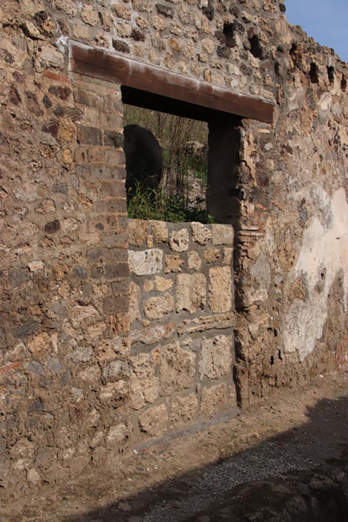 Vicolo dei Balconi, Pompeii. October 2022. 
Entrance doorway to house B4. The holes for the support beams of a balcony can be seen.
Photo courtesy of Klaus Heese.