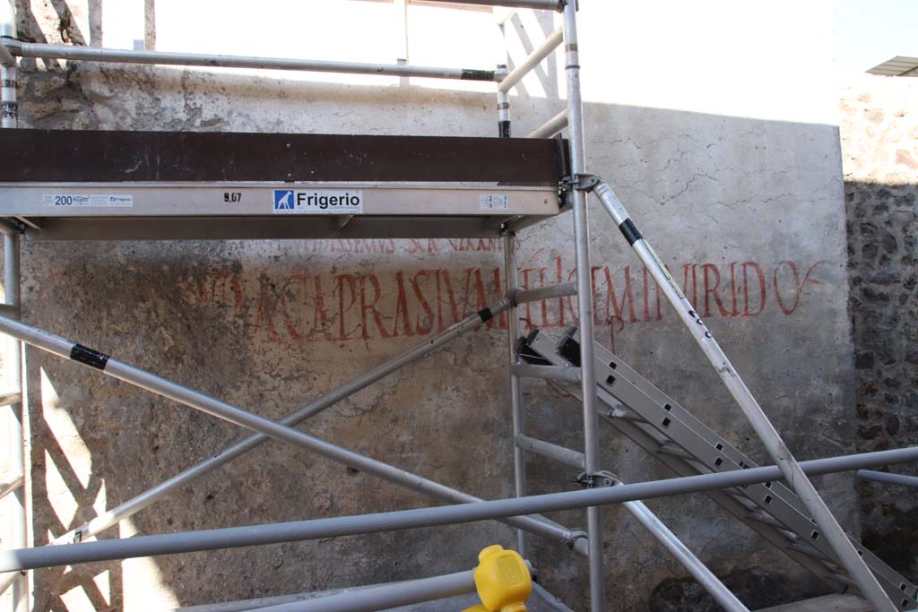 Vicolo dei Balconi, Pompeii. September 2021. 
East side between B6 and B7 with part of red-painted inscription …M CAPRASIVM FELICEM II VIR I D OVF. Photo courtesy of Klaus Heese