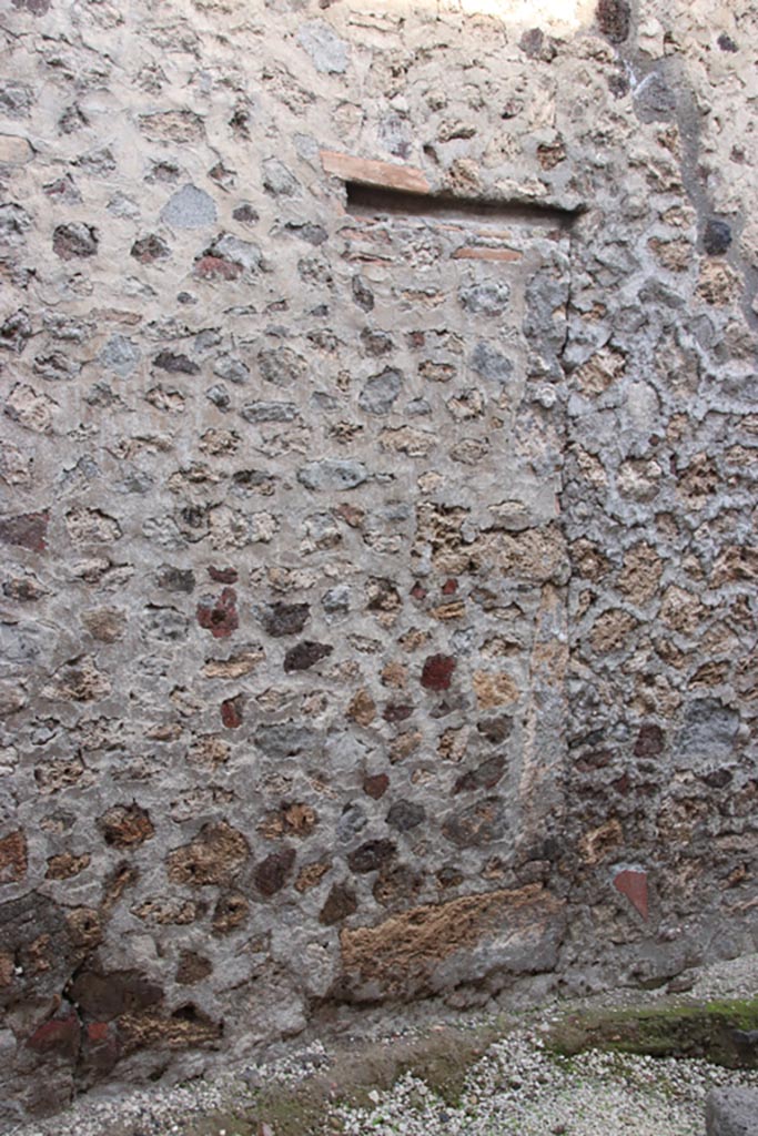 Vicolo dei Balconi, Pompeii. October 2022. 
Blocked entrance to house, we shall number as B7. Photo courtesy of Klaus Heese.
