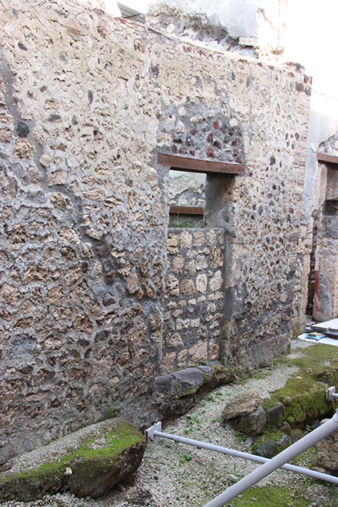 Vicolo dei Balconi, Pompeii. October 2022. 
Looking south-east towards entrance doorway B8, with doorway B9, on right. 
Photo courtesy of Klaus Heese.
Photo courtesy of Klaus Heese.