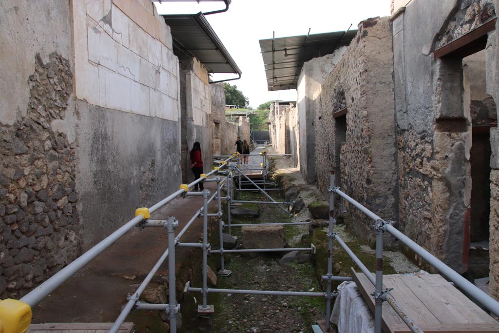 Vicolo dei Balconi, Pompeii. October 2022. 
Looking north between Casa del Orione, on left, and doorway B9 into room 15 in Casa del Giardino, on right.
Photo courtesy of Klaus Heese.