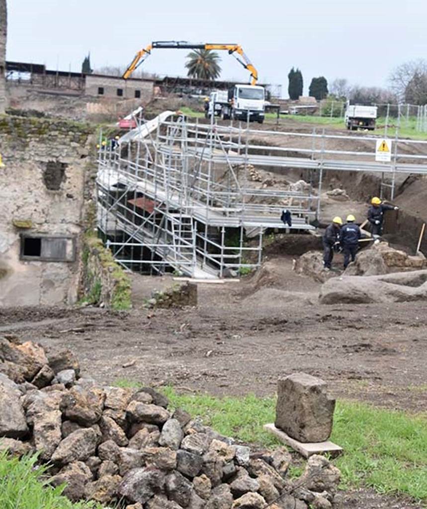 V.3 Pompeii. May 2018. Looking across to V.2.i left and V.7 right from on unexcavated area where balcony houses were found.
Photograph © Parco Archeologico di Pompei.