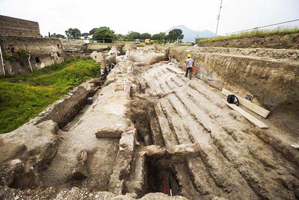 V.3 Pompeii. June 2018. Excavations in progress in V.3 with Vicolo dei Balconi and V.2.i to the left.
Scavi in corso in V.3 con Vicolo dei Balconi e V.2.i a sinistra.
Photograph © Parco Archeologico di Pompei.
