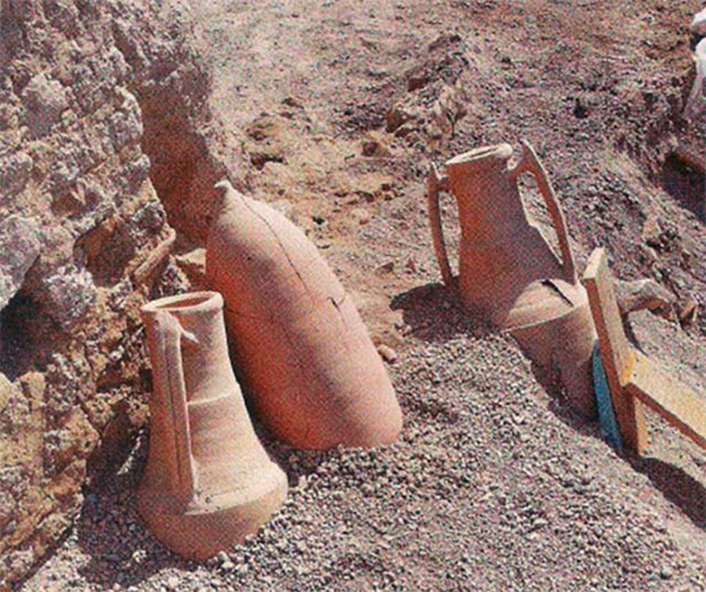 V.3 Pompeii. June 2018. Amphorae found on the balcony of one of the houses with balconies. One is upside down as if put out for drying.
Anfore trovate sul balcone di una delle case con balconi. Uno è sottosopra come se messo fuori per l'essiccazione.
Photograph © Parco Archeologico di Pompei.