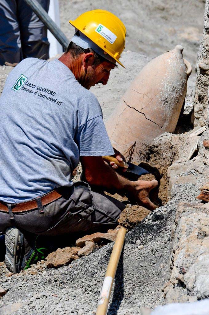Vicolo dei Balconi under excavation, June 2018. Discovery of amphorae.
La scoperta delle anfore.
Photograph © Parco Archeologico di Pompei.