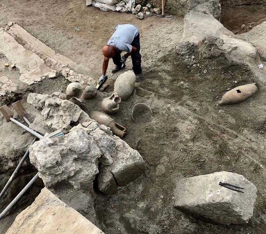Vicolo dei Balconi under excavation, June 2018. Amphorae on balcony.
Anfore sul balcone.
Photograph © Parco Archeologico di Pompei.