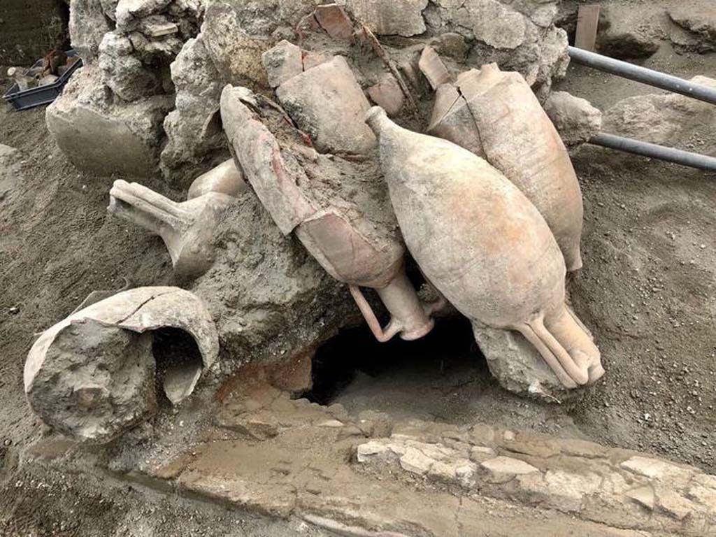 Vicolo dei Balconi under excavation, June 2018. Balcony with amphorae.
Balcone con anfore.
Photograph © Parco Archeologico di Pompei.