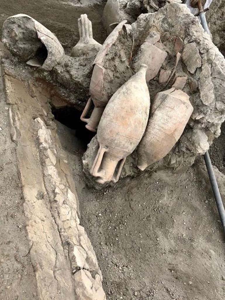 V.3 Pompeii. June 2018. Amphorae found on the balcony of one of the houses with balconies. They are upside down as if put out for drying. 
Anfore trovate sul balcone di una delle case con balconi. Sono sottosopra come se fossero messi fuori per l'essiccazione.
Photograph © Parco Archeologico di Pompei.