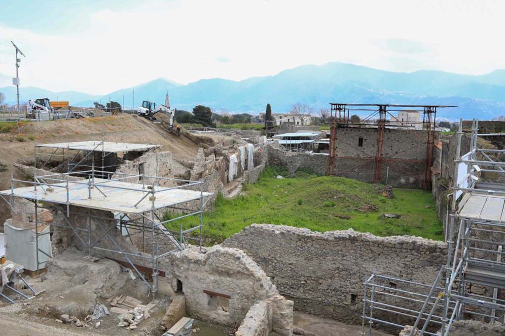 V.3 Pompeii. June 2018. Balcony houses, excavations in progress in Vicolo dei Balconi left. The garden of V.2.i is to the right and the vicolo delle Nozze d’Argento and V.7.7 are in the foreground.
Case a balcone, scavi in corso nel Vicolo dei Balconi a sinistra. Il giardino di V.2.i è a destra e il vicolo delle Nozze d'Argento e V.7.7 sono in primo piano.
Photograph © Parco Archeologico di Pompei