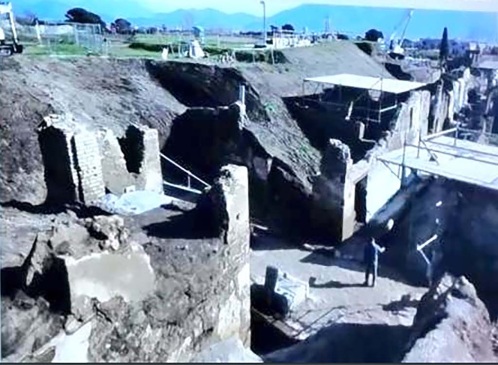 Pompeii V.3/V.8. Quadrivio (left) with extension of Vicolo delle Nozze d’Argento (right to left), water tower, well/cistern (not visible) and fountain. 
In the Vicolo dei Balconi (front to back) is a doorway to one of the houses in the north-west corner of V.3.
Pompei V.3/V.8. Quadrivio (a sinistra) con estensione di Vicolo delle Nozze d'Argento, torre d'acqua, pozzo/cisterna (non visibile) e fontana.
Nel Vicolo dei Balconi (da davanti a dietro) è una porta di una delle case nell'angolo nord-ovest di V.3.
Photograph © Parco Archeologico di Pompei.