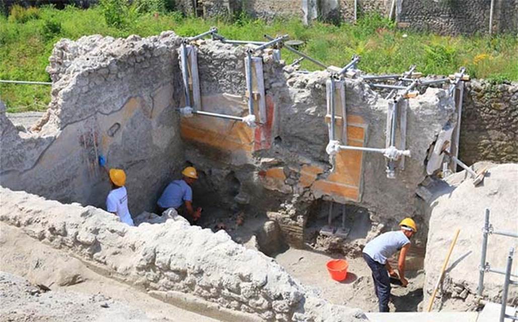 V.3 Pompeii. June 2018. One of the houses on the east side of V.3 at the north end of the Vicolo dei Balconi.
Una delle case sul lato est del V.3, all'estremità nord del Vicolo dei Balconi.
Photograph © Parco Archeologico di Pompei.