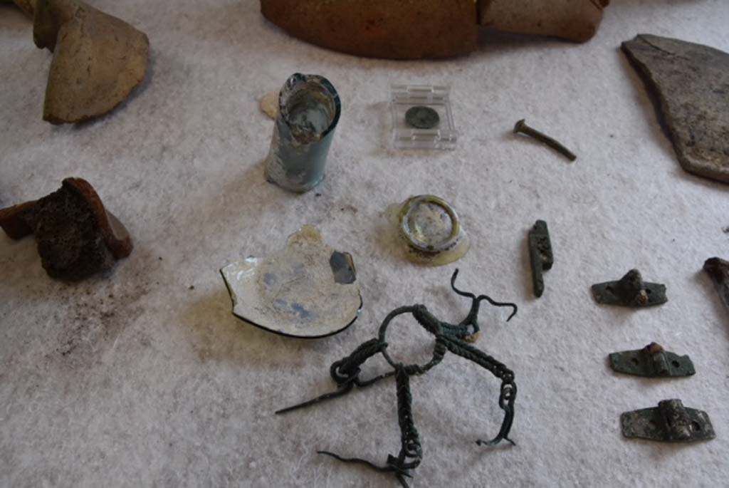 Regio V Pompeii. June 2018. Glass and bronze items found during the 2018 excavations. 
Found in the earth from the nineteenth century excavations and twentieth century carried out in the vicinity. 
Oggetti in vetro e bronzo trovati durante gli scavi del 2018.
Trovato sulla terra dagli scavi del XIX secolo e del XX secolo effettuati nelle vicinanze.
Photograph © Parco Archeologico di Pompei