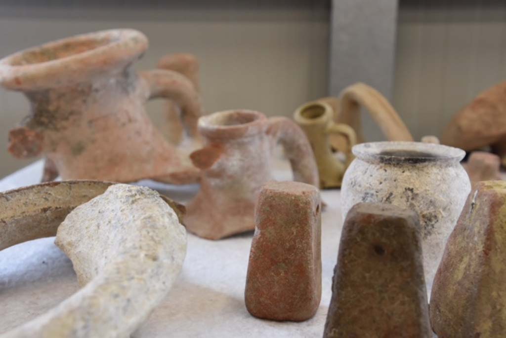 Regio V Pompeii. 2018. Terracotta items found during the 2018 excavations. 
Found in the earth from the nineteenth century excavations and twentieth century carried out in the vicinity. 
Oggetti in terracotta trovati durante gli scavi del 2018.
Trovato sulla terra dagli scavi del XIX secolo e del XX secolo effettuati nelle vicinanze.
Photograph © Parco Archeologico di Pompei.