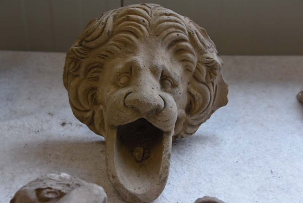 Regio V Pompeii. 2018. Lions head waterspout found during the 2018 excavations. 
Found in the earth from the nineteenth century excavations and twentieth century carried out in the vicinity. 
Canale idrico della testa dei leoni trovato durante gli scavi del 2018.
Trovato sulla terra dagli scavi del XIX secolo e del XX secolo effettuati nelle vicinanze.
Photograph © Parco Archeologico di Pompei.