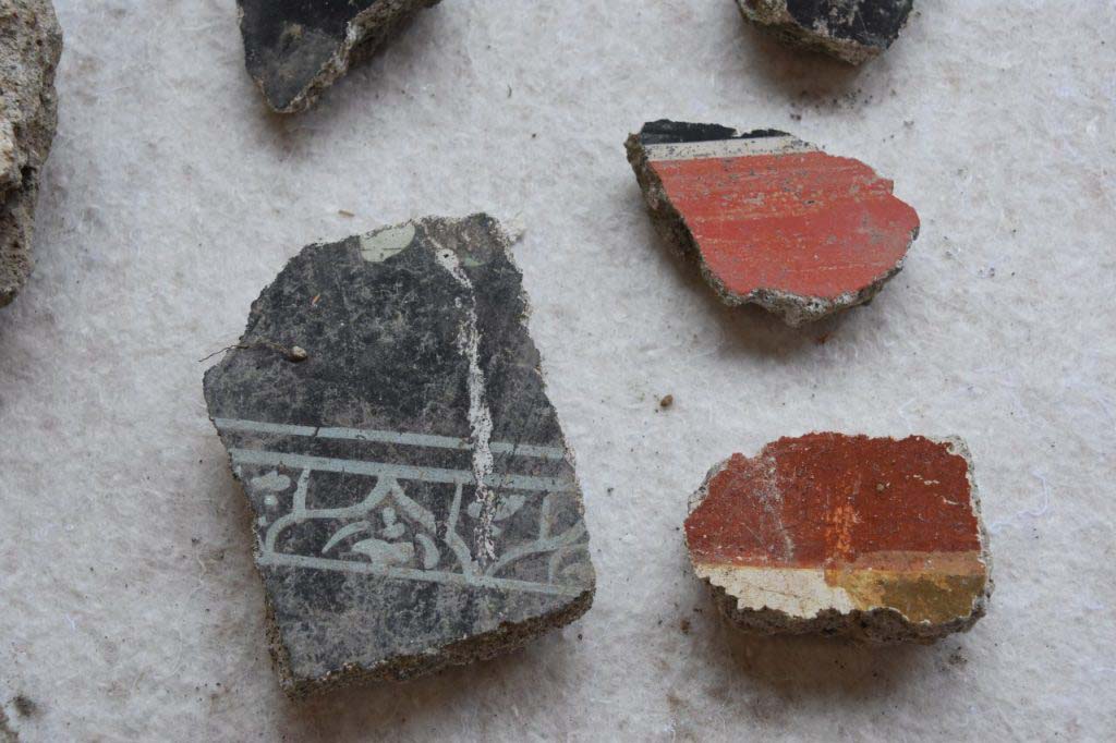 Regio V Pompeii. 2018. Pieces of painted plaster found during the 2018 excavations. Found in the earth from the nineteenth century excavations and twentieth century carried out in the vicinity. 
Pezzi di intonaco dipinto, rinvenuti durante gli scavi del 2018. Trovato sulla terra dagli scavi del XIX secolo e del XX secolo effettuati nelle vicinanze.
Photograph © Parco Archeologico di Pompei.