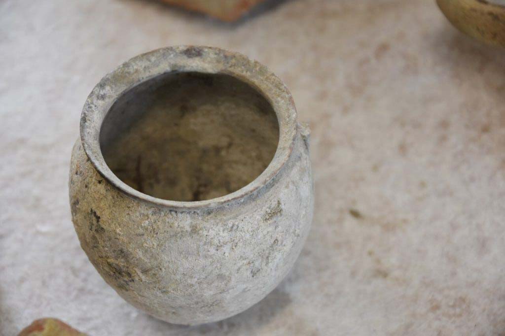 Regio V Pompeii. 2018. Pot found during the 2018 excavations. 
Vaso trovato durante gli scavi del 2018.
Photograph © Parco Archeologico di Pompei.