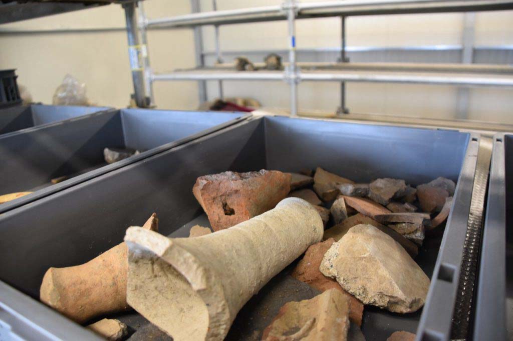 Regio V Pompeii. 2018. Terracotta items found during the 2018 excavations. Found in the earth from the nineteenth century excavations and twentieth century carried out in the vicinity. 
Oggetti in terracotta trovati durante gli scavi del 2018. Trovato sulla terra dagli scavi del XIX secolo e del XX secolo effettuati nelle vicinanze.
Photograph © Parco Archeologico di Pompei.