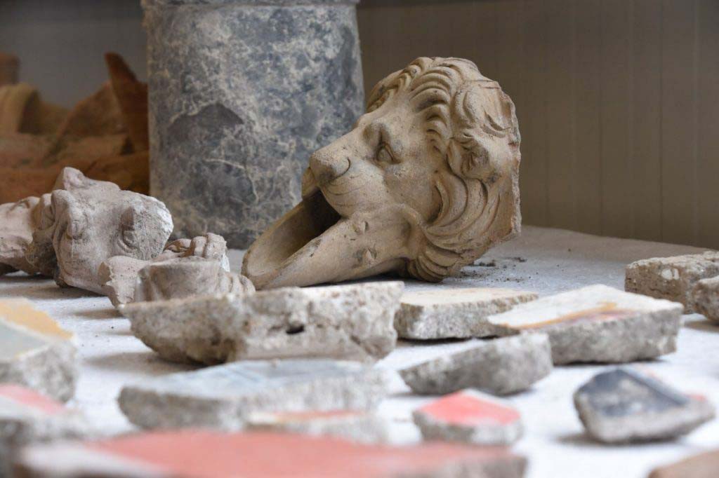 Regio V Pompeii. 2018. Items found during the 2018 excavations. 
Oggetti trovati durante gli scavi del 2018.
Photograph © Parco Archeologico di Pompei.