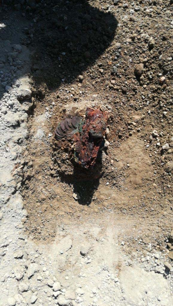 Regio V Pompeii. 2018. Leather purse containing coins found under Pompeii skeleton in the Vicolo dei Balconi during the 2018 excavations. 
Borsa in pelle contenente monete trovate sotto lo scheletro di Pompei nel Vicolo dei Balconi durante gli scavi del 2018.
Photograph © Parco Archeologico di Pompei.