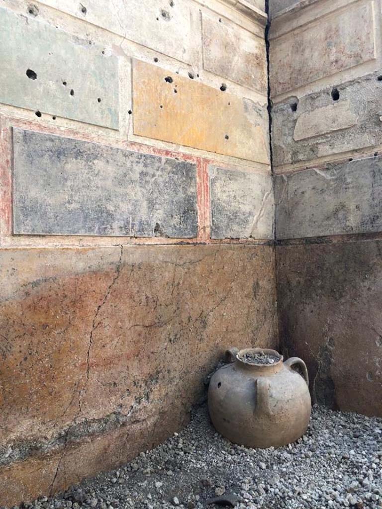 Regio V Pompeii. 2018. Terracotta pot with three handles found in the Casa di Giove in the 2018 excavations. 
Vaso di terracotta con tre maniglie trovate nella Casa di Giove negli scavi del 2018.
Photograph © Parco Archeologico di Pompei.