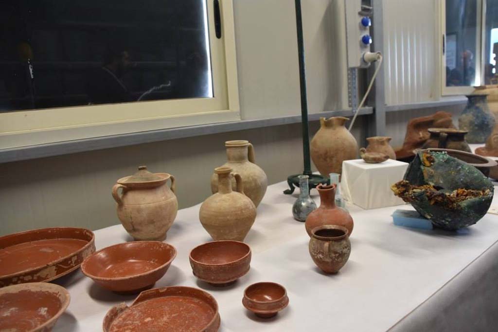 Regio V Pompeii. 2018. Ceramic and clay items found in the 2018 excavations. 
Oggetti in ceramica e argilla trovati negli scavi del 2018.in terracotta trovati negli scavi del 2018.
Photograph © Parco Archeologico di Pompei.