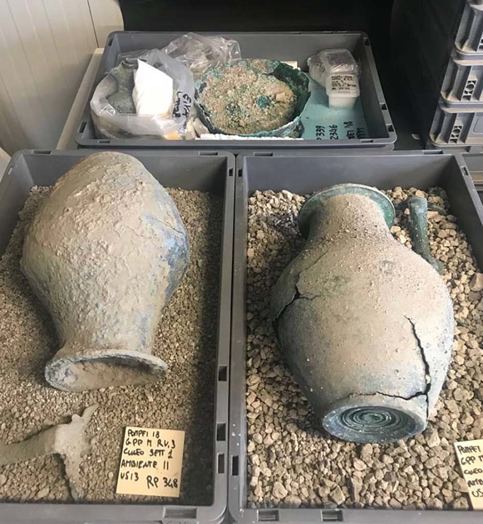 Regio V Pompeii. 2018. Items found in the “Cuneo” in 2018 excavations. 
Oggetti trovati nel "Cuneo" negli scavi del 2018.
Photograph © Parco Archeologico di Pompei.