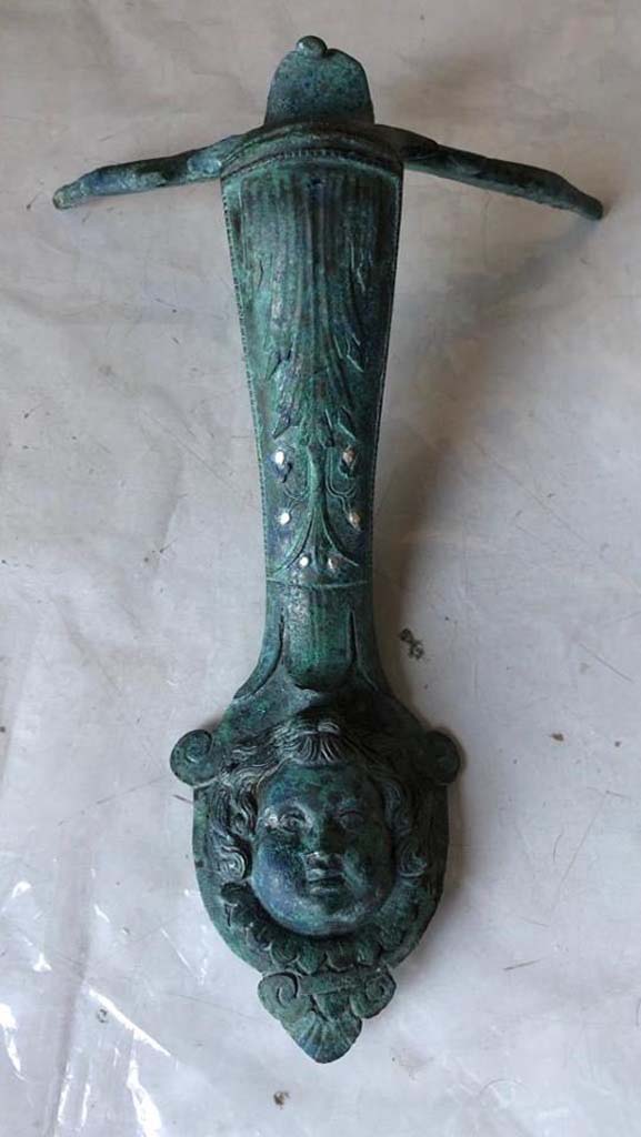 Regio V Pompeii. 2018. Ornate bronze handle with silver inserts found during the 2018 excavations. 
Manico in bronzo ornato con inserti in argento trovati durante gli scavi del 2018.
Photograph © Parco Archeologico di Pompei.