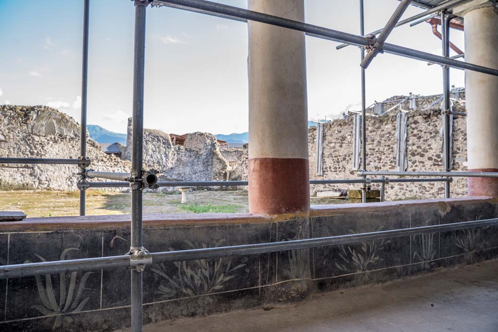 V.3 Pompeii. Casa del Giardino. October 2021. Portico 10, looking south across garden area. Photo courtesy of Johannes Eber.