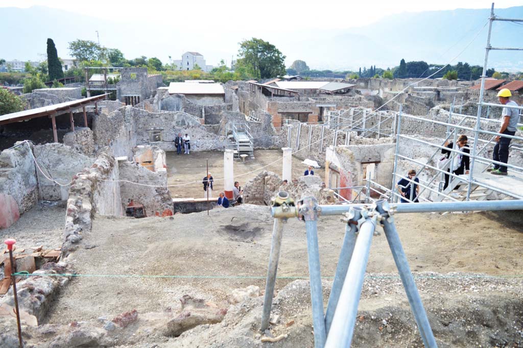 V.3 Pompeii. Casa del Giardino. May 2018. View south to garden, across atrium 5 and portico 10.
Vista da sud a giardino, attraverso l’atrium 5 e portico 10.
Photograph © Parco Archeologico di Pompei.