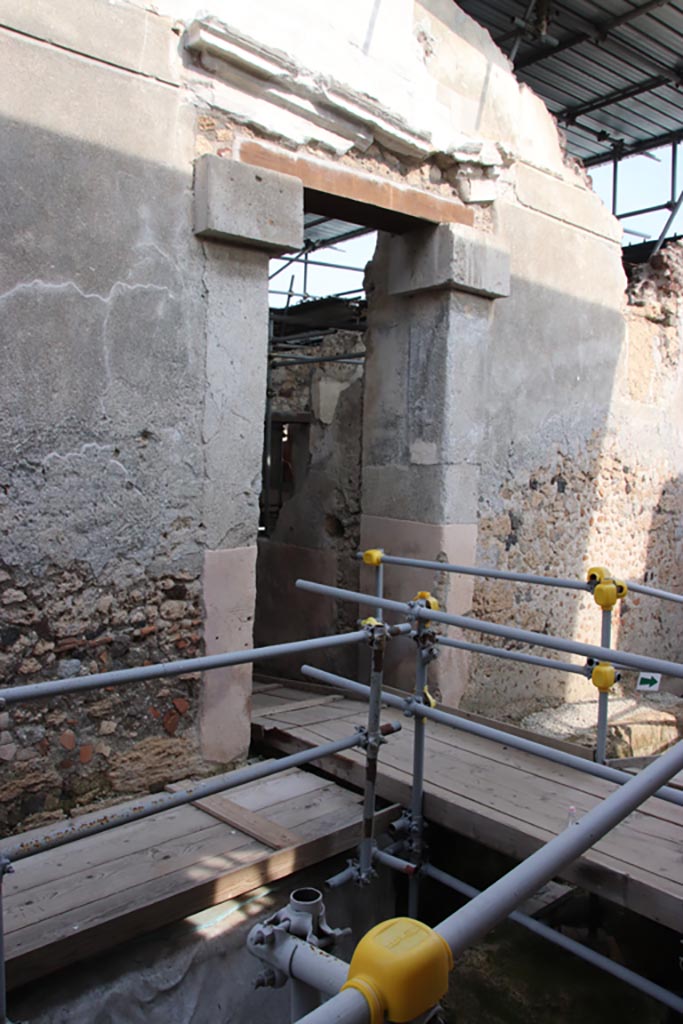 V.3 Pompeii. Casa del Giardino. October 2022. 
Entrance doorway into Casa del Giardino, tenth doorway on the east side of the Vicolo dei Balconi, from the north. 
Photo courtesy of Klaus Heese.