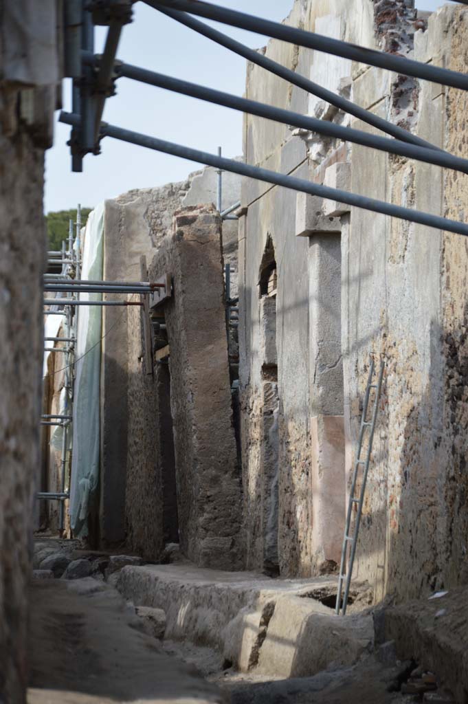 V.3 Pompeii, Casa del Giardino. March 2019. 
Looking north on Vicolo dei Balconi, towards entrance doorway, centre right, from Via di Nola.
Foto Taylor Lauritsen, ERC Grant 681269 DÉCOR.