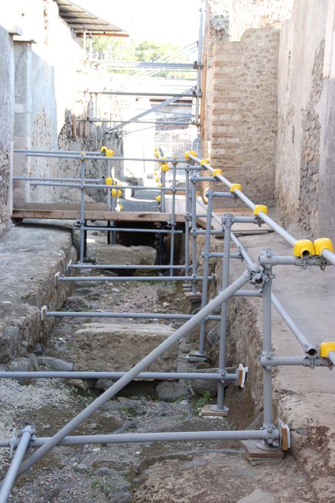 V.3 Pompeii. Casa del Giardino. September 2021. 
Looking south on Vicolo dei Balconi, towards entrance doorway, on left. Photo courtesy of Klaus Heese.