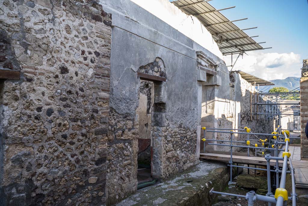 V.3, Pompeii. Casa del Giardino. October 2021. 
Looking south on Vicolo dei Balconi towards entrance doorway. Photo courtesy of Johannes Eber.