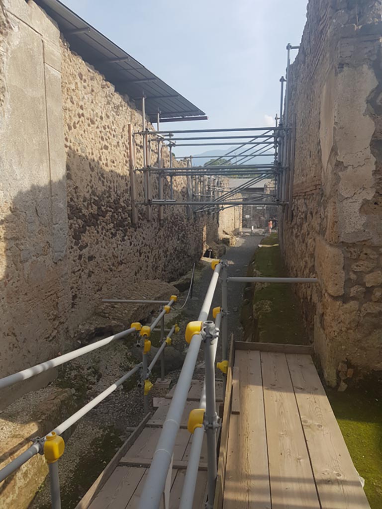 V.3, Pompeii. Casa del Giardino. October 2022. 
Looking south in roadway from Casa del Giardino, on left. Photo courtesy of Klaus Heese.