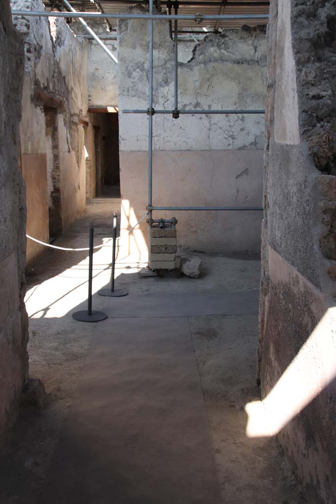 V.3 Pompeii. Casa del Giardino. September 2021.
Looking east from entrance corridor/fauces, across atrium.  Photo courtesy of Klaus Heese.