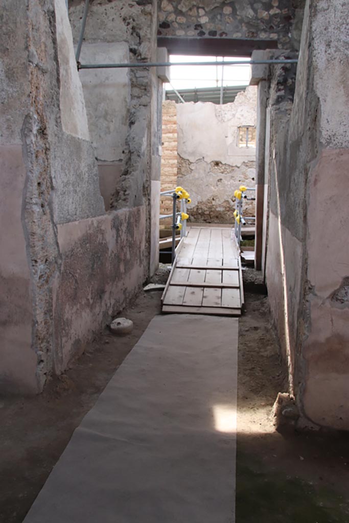 V.3 Pompeii. Casa del Giardino. October 2022. 
Looking west along entrance corridor/fauces towards doorway and Vicolo del Balconi.   
Photo courtesy of Klaus Heese.