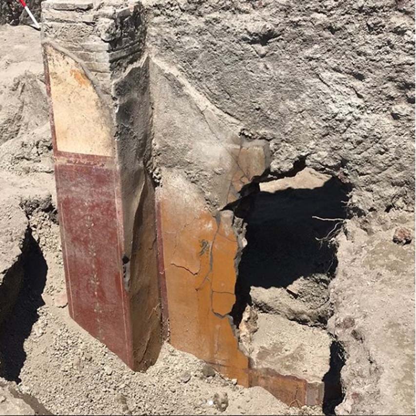 V.3 Pompeii. Casa del Giardino. May 2018. Ambiente 1. North pillar of doorway and part of north wall.
Ambiente 1. Pilastro nord della porta e parte della parete nord.
Photograph © Parco Archeologico di Pompei.
See House east of the Vicolo dei Balconi