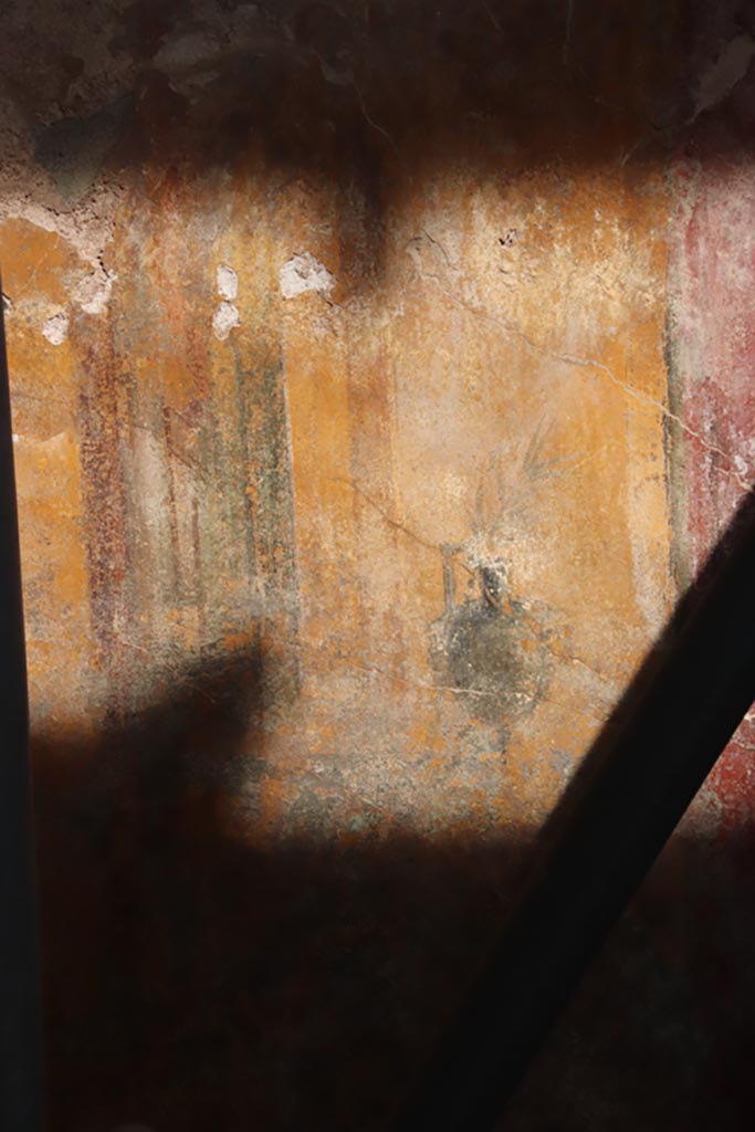 V.3 Pompeii. Casa del Giardino. October 2022. 
Room 1, detail from east wall at north end.  Photo courtesy of Klaus Heese.