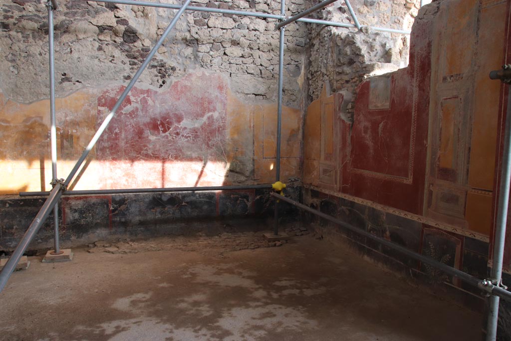 V.3 Pompeii. Casa del Giardino. October 2022. Room 1, looking towards south-east corner. Photo courtesy of Klaus Heese.