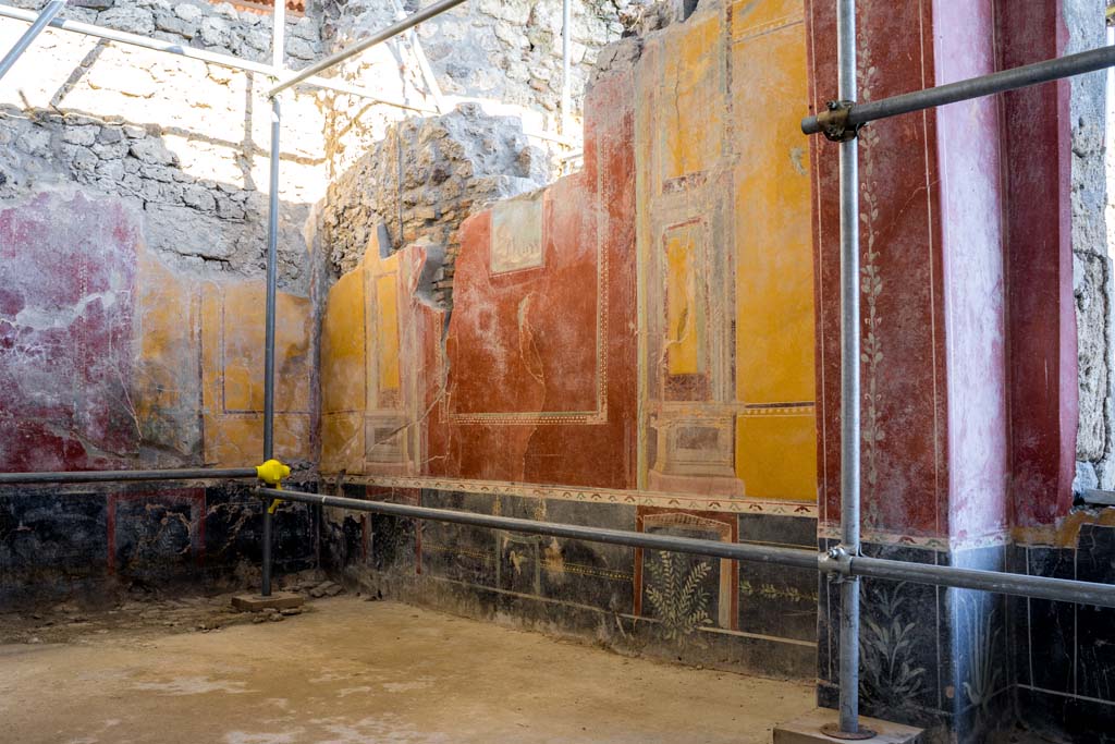 V.3 Pompeii. Casa del Giardino. October 2021. 
Room 1, looking towards south-east corner and south wall. Photo courtesy of Johannes Eber.