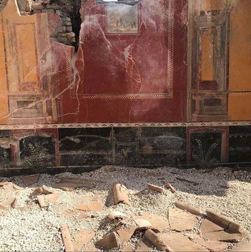 V.3 Pompeii. Casa del Giardino. November 2018. Ambiente 1, north of the garden. Wall with sacred landscape found during 2018 excavations. 
Tiles from the roof are on the floor.
Ambiente 1, a nord del giardino. Muro con paesaggio sacro trovato durante gli scavi del 2018.
Tegole dal tetto sono sul pavimento.
Photograph © Parco Archeologico di Pompei.