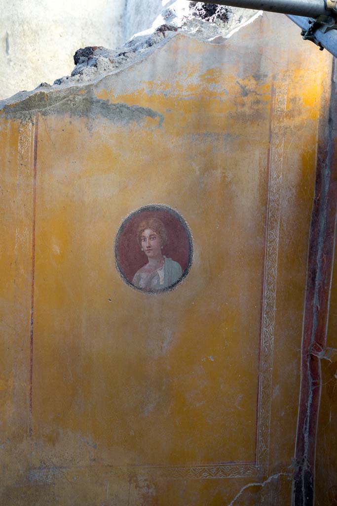 V.3, Pompeii. Casa del Giardino. October 2021. 
Room 3, east end of north wall in north-east corner of triclinium. Photo courtesy of Johannes Eber.