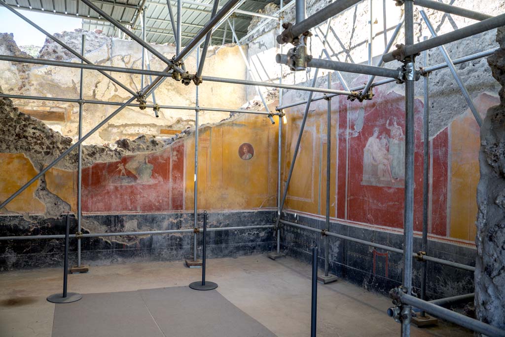 V.3.12, Pompeii. Casa del Giardino. October 2021. 
Room 3, looking towards north-east corner of triclinium. Photo courtesy of Johannes Eber.
